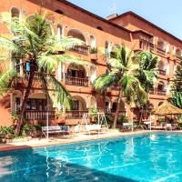 a swimming pool in front of a building at Hôtel L'Auberge, Bobo-Dioulasso
