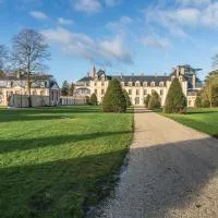 Exceptionnel Château près de Paris, отель в городе Abondant
