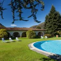 Hotel Garni Elena, Pool & Garden: Losone şehrinde bir otel