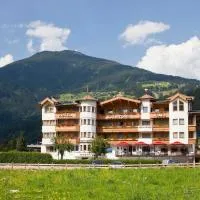 Hotel Riedl im Zillertal، فندق في ستام