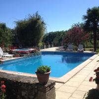 Faysselle Holiday Cottages, hotel in Tayrac
