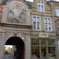 BelArté framing shop, spacious apartment with garage in the heart of Ieper