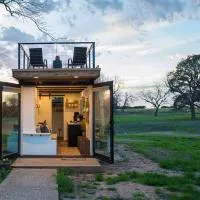 Stillwater House Elegant tiny container home Near Magnolia, מלון בווייקו