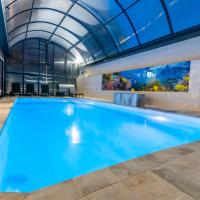 Luxurious Villa Marly II piscina climatizada, hotel en Castelldefels