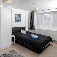 Lovely Rooms in a Quiet Place of Woking, hotel in Woking