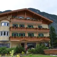 Hotel Ladina, hotell i Campitello di Fassa