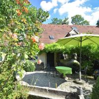 Cosy holiday home with gazebo on the edge of the forest, hotel in Weißenburg in Bayern