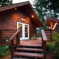 Cedar House Restaurant & Chalets, хотел в Голдън