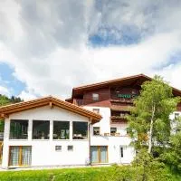 Hotel Cuntera, готель у місті Curaglia