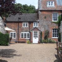 Stunning 3 bedroom cottage, all ensuite, near Stonehenge, Salisbury, Avebury and Bath, hotel in Pewsey