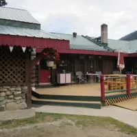 Summit River Lodge & Campsites, hótel í Valemount