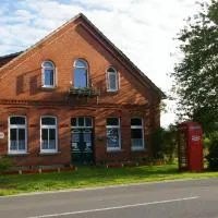 Das Haus mit der roten Telefonzelle, hotel u gradu 'Apen'