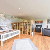 The Treehouse, hotel in Bordon