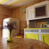 Le Vallon d'Armandine, éco-hébergement Auvergne, hotel v destinácii Saint-Hilaire