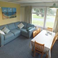 Chalet Cwtch, hotel in Roch