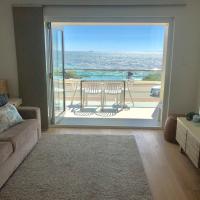 Cottesloe Beachfront Ocean View Apartment, отель в Перте, в районе Cottesloe