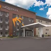 La Quinta Inn & Suites by Wyndham Cleveland - Airport North, viešbutis mieste Klivlandas