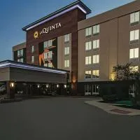 La Quinta Inn & Suites by Wyndham Cleveland Airport West, hotel i North Olmsted