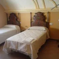 Casa Rural Antigua Ermita del Rosario โรงแรมในTeba
