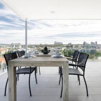 Minimalist Penthouse Condo with Skyline Vistas, hotel in East Perth, Perth