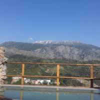 Villa Aeolus with private overflow, endless, heated pool, hotel in Prinés