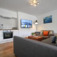 Town Centre, 2 x Double bedroom apartment with smart TV, full kitchen & great 1400 power shower!