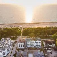 Strandhotel Heringsdorf mit Soleaußenpool 30 Grad، فندق في هيرينجسدورف