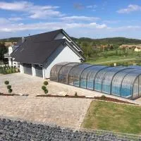 Landhaus Ferienwohnungen mit Pool und Wellness, hotell i Neukirchen-Balbini