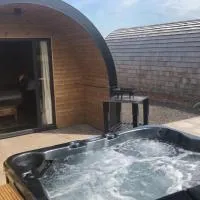 Superior Glamping Pod with Hot Tub, hotel v destinaci Frodsham