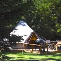 Glamping at Camping La Source, hotel di Saint-Pierre-dʼArgençon