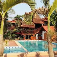 Golden Teak Home Resort, hotel v mestu Saraphi