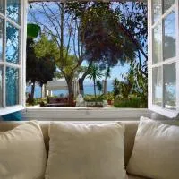 Villa Spiaggia Bianca - Beachfront House - Recently renovated، فندق في Dafnila