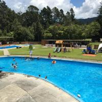 Sapphire Springs Holiday Park and Thermal Pools, hotel in Katikati