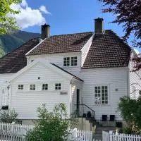 Høyanger 3 roms leilighet, hotell i Høyanger