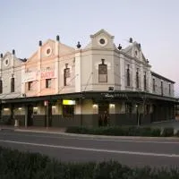 Viesnīca Peden's Hotel pilsētā Sesnoka