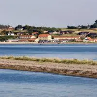 Hvalpsund Færgekro، فندق في Hvalpsund