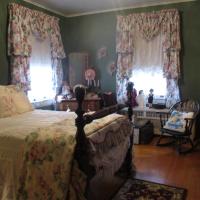 Near I-64, Historic Victorian home for 2-Hinton WV-Romantic accommodations near Sandstone Falls, Bluestone Lake & Dam, Pipestem Resort, hotel in Hinton
