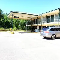 Motel 103, hotel i Calhoun