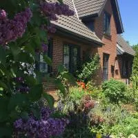 Charmantes Haus mit zwei Ferienwohnungen und großem Garten in Aventoft - Enjoy! โรงแรมในAventoft