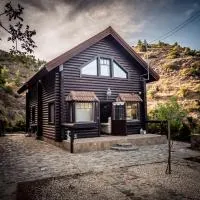 *2 bdr log house /mountains/Queen bed/fireplace, hotel en Gourri