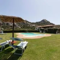 Villa Iris with Pool, hotel di Baja Sardinia