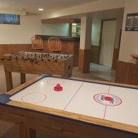 Sarnia's Man Cave welcomes you... Game ON!、サーニアにあるSarnia Chris Hadfield Airport - YZRの周辺ホテル