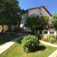 Two-Bedroom Countryside Apartment、Marčanaのホテル