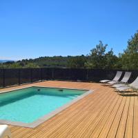 Villa piscine Sud France, hotel in Verzeille