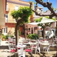 Hostal Plaja i Pati de Can Plaja، فندق في بالافروجيل