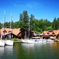 POD DEBEM Kompleks Zeglarsko-Rekreacyjny, hotel sa Ruciane-Nida