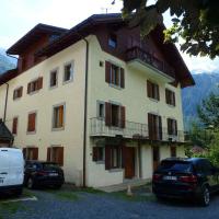 Snug apartment in Chamonix Mont Blanc with balcony, hotel in Chamonix