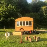 Shepherds Huts Ham Hill, 2 double beds, Bathroom, Lounge, Diner, Kitchen, LOVE dogs & Cats Looking out to lake and by Ham Hill Country Park plus parking for large vehicles available also great deals on workers long term This is the place to relax and BBQ, hotel u gradu 'Yeovil'