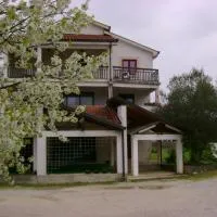 Guesthouse ROBI، فندق في ميديوغوريه