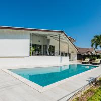 Beautiful Spacious Vacation Home With Pool, hotel in North Miami Beach
